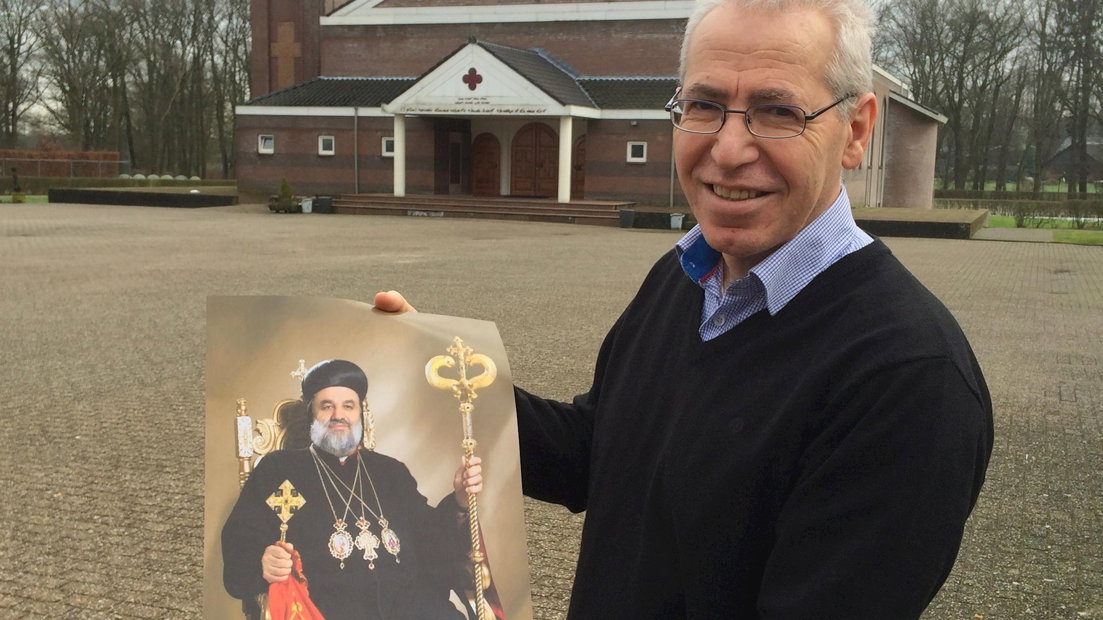 parochiaan Murat Can met foto van de patriarch bij het Ephremklooster