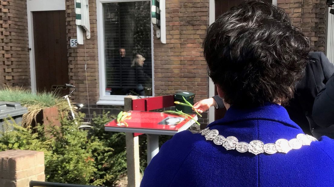 Burgemeester Sharon Dijksma bij de onthulling van de gedenkplaat