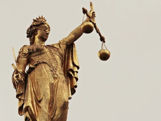 Vrouw uit Emmen verdacht van ronselen eigen zoon voor aanslag