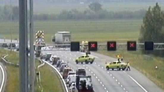 File van ruim een uur na ongeluk met meerdere voertuigen op A2 bij Vianen. File van ruim een uur na ongeluk met meerdere voertuigen op A2 bij Vianen.