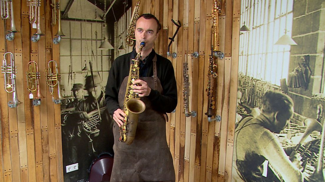 Jurjen de Quelery speelt op zijn eigen gebouwde saxofoon