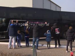 Supporters wachten het elftal op bij Rotterdam The Hague Airport