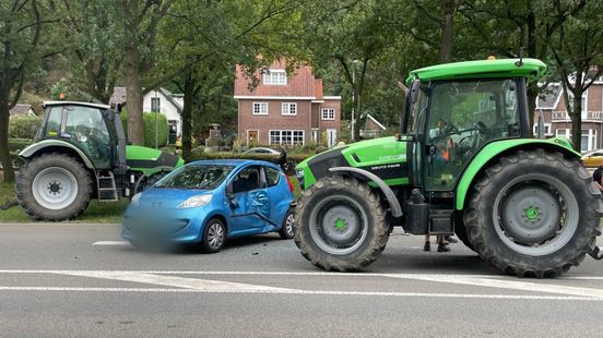 Botsing tussen auto en tractor
