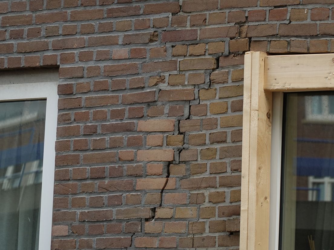 Scheuren in gevel Schieweg Rotterdam-Noord