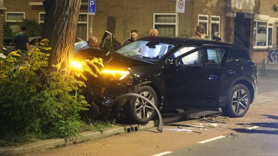 Automobilist rijdt tegen boom Home
