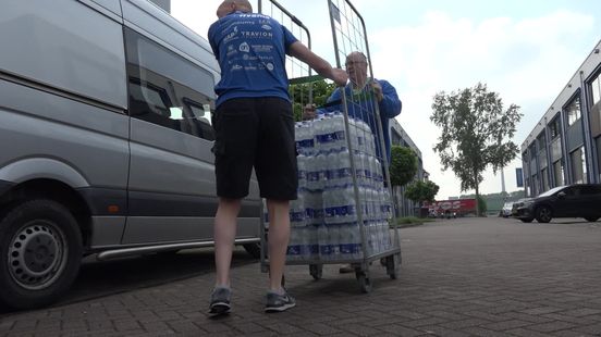 Het team uit Deventer neemt 350 flesjes water mee voor de Roparun