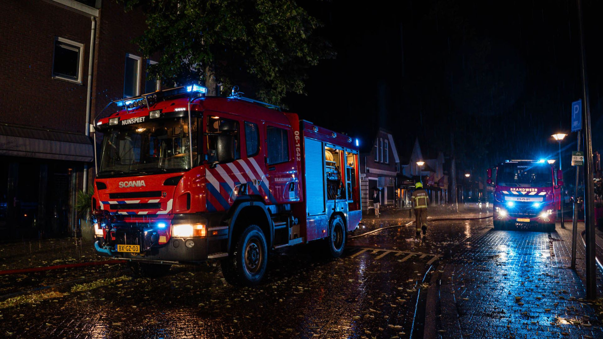 Foto: Grote brand in appartementencomplex na vermoedelijke blikseminslag