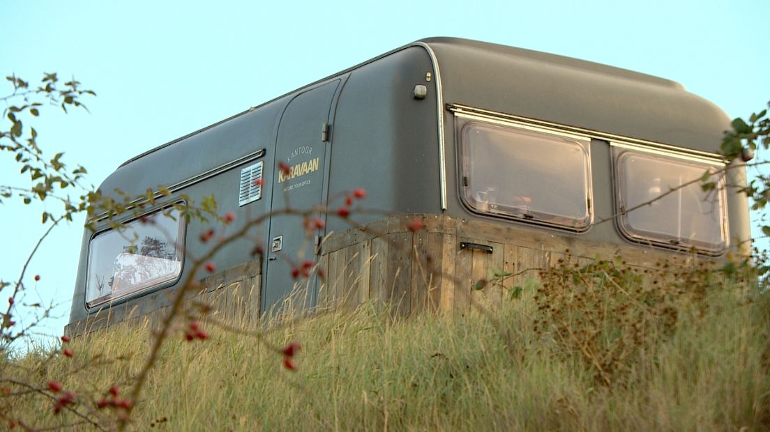 Brainstormen in een oude caravan aan het water
