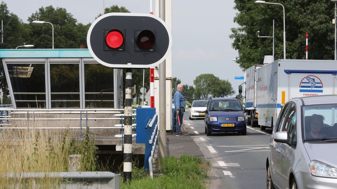 Een brugwachter regelt het verkeer