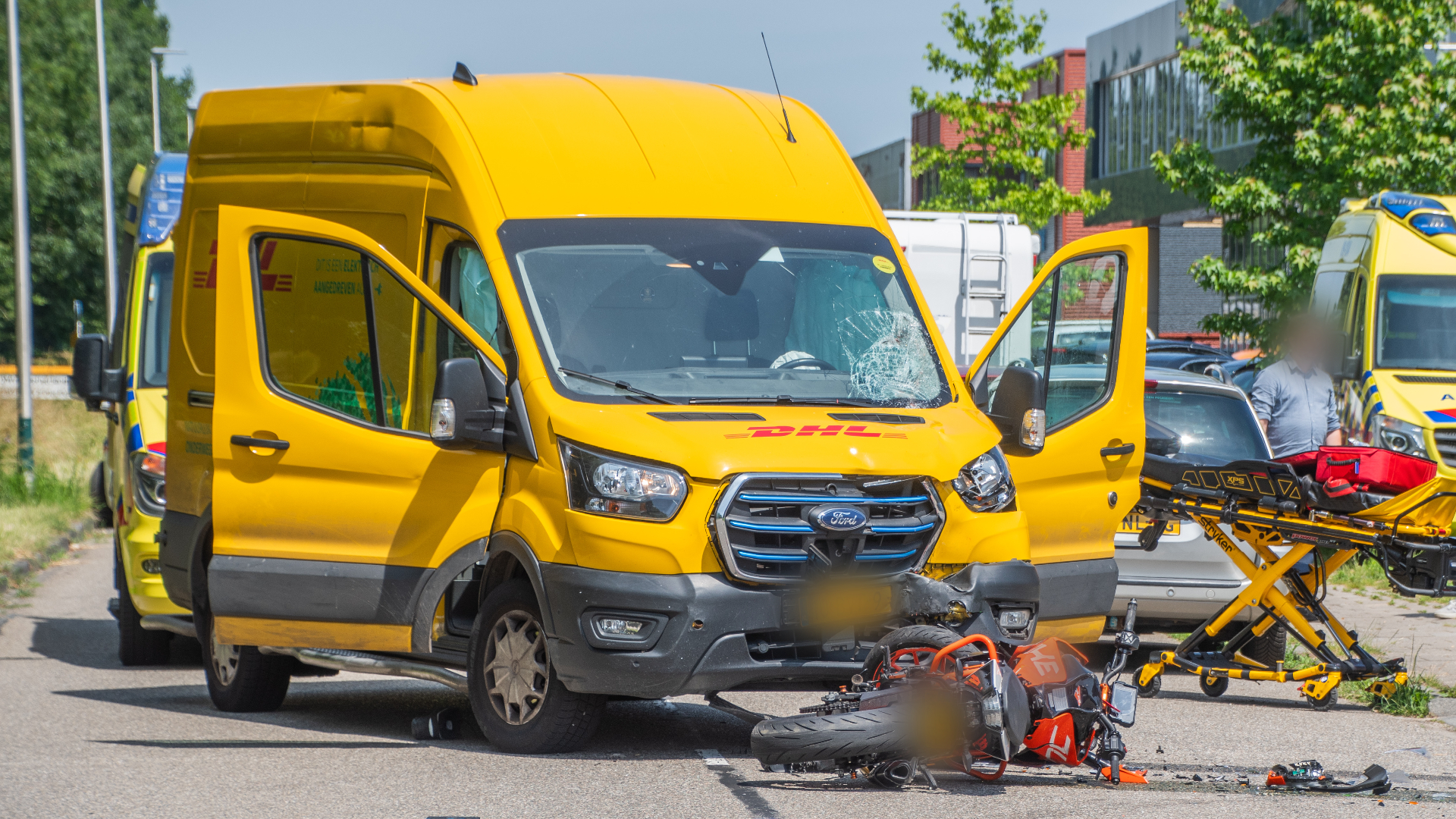 Motorrijder botst op bestelbus