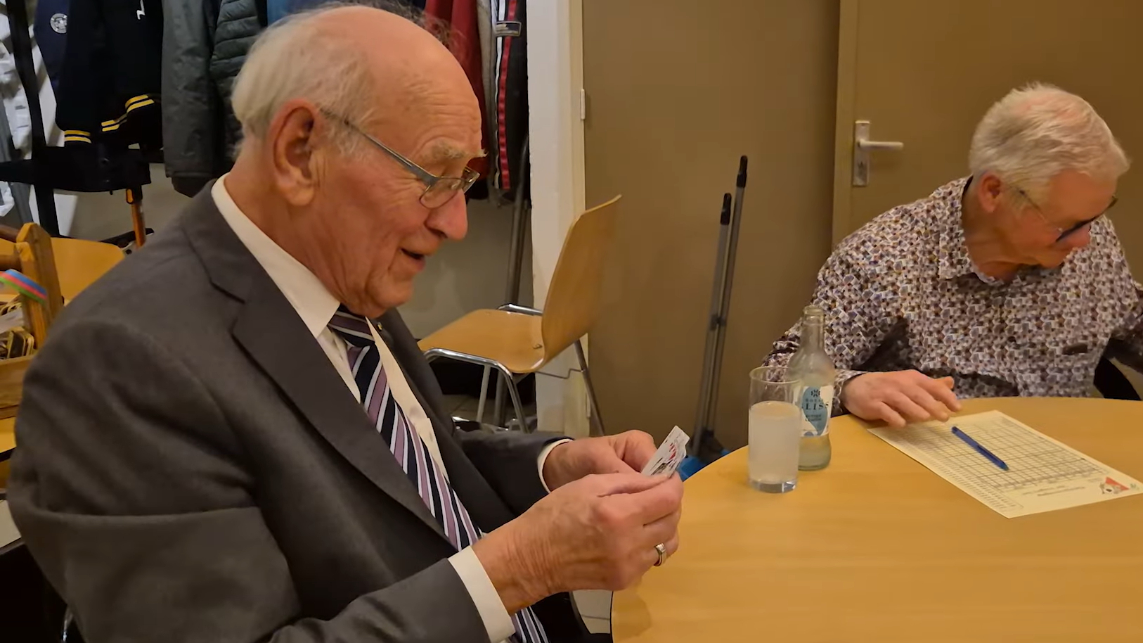 Al zeventig jaar actief lid van de klaverjasvereniging