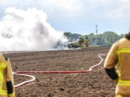 Trekker uitgebrand in weiland bij Oosterhesselen