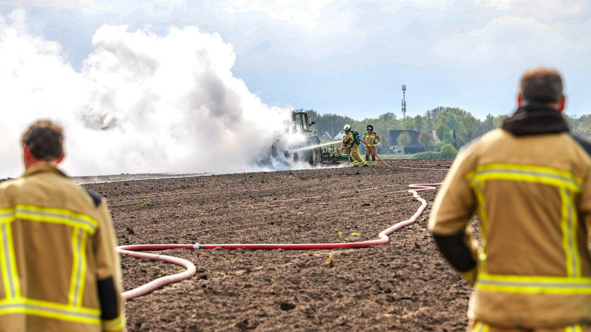 Trekker uitgebrand in akker bij Oosterhesselen