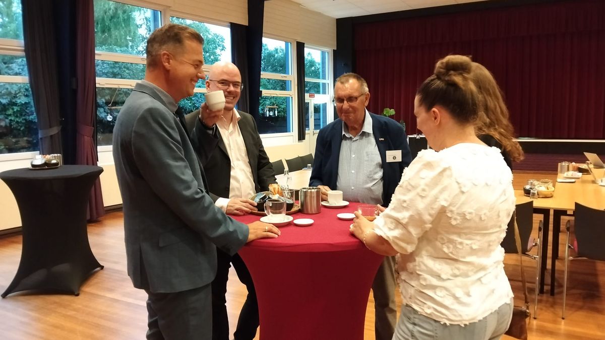 Gemeentehuis uit, het dorp in; Noord-Beveland zoekt inwoners op