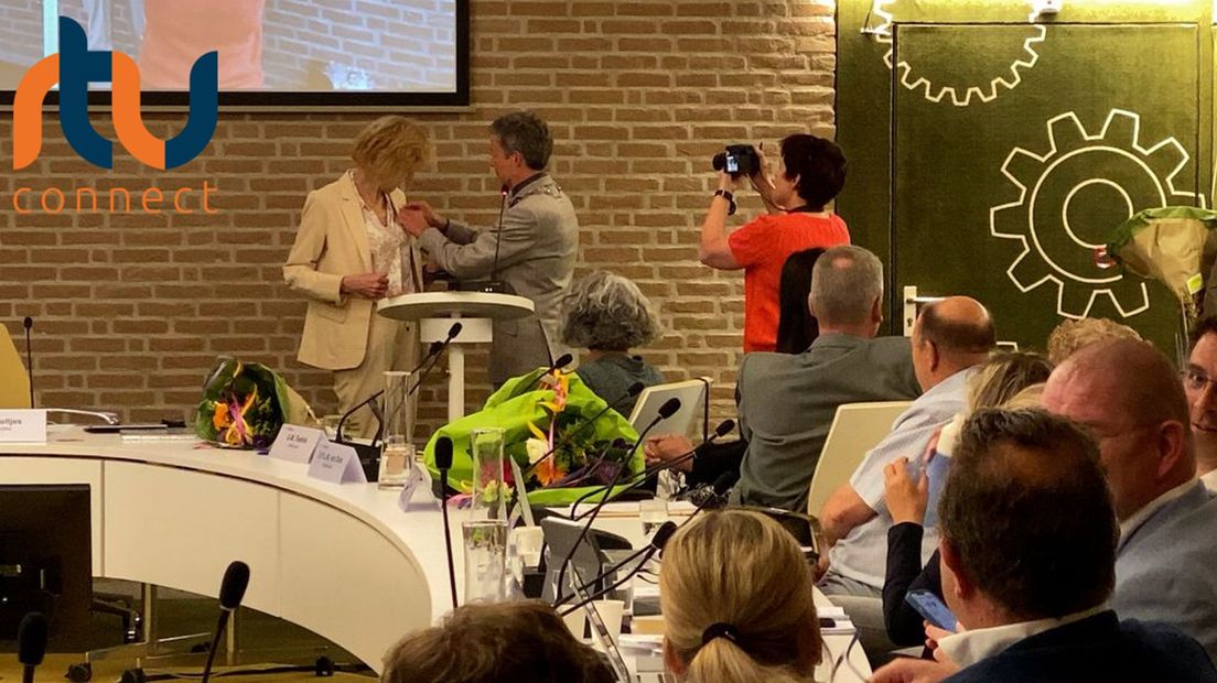 Ineke Knuiman kreeg de erepenning vanwege haar jarenlange betrokkenheid en inzet bij de lokale politiek.