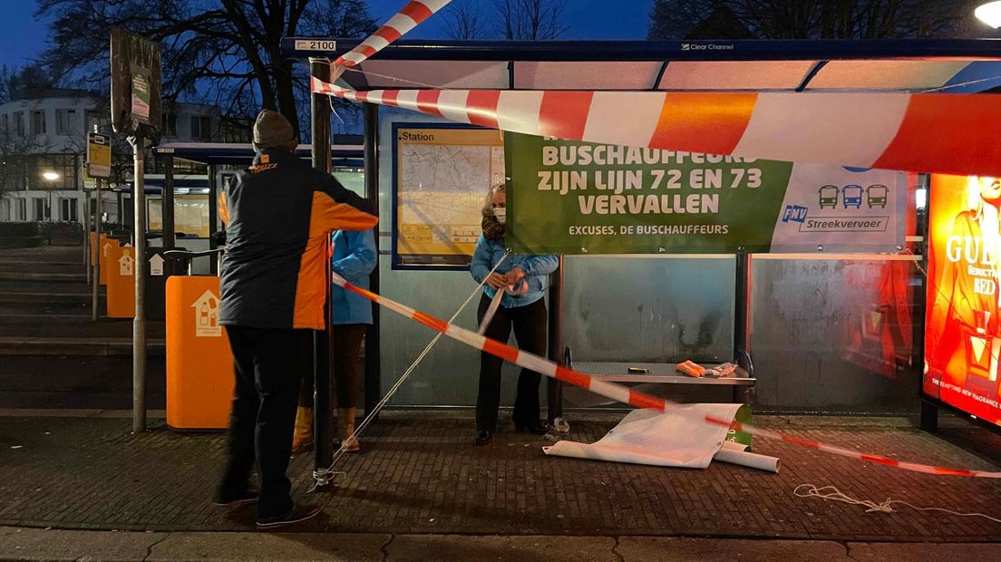 De bushalte in Emmen is afgesloten