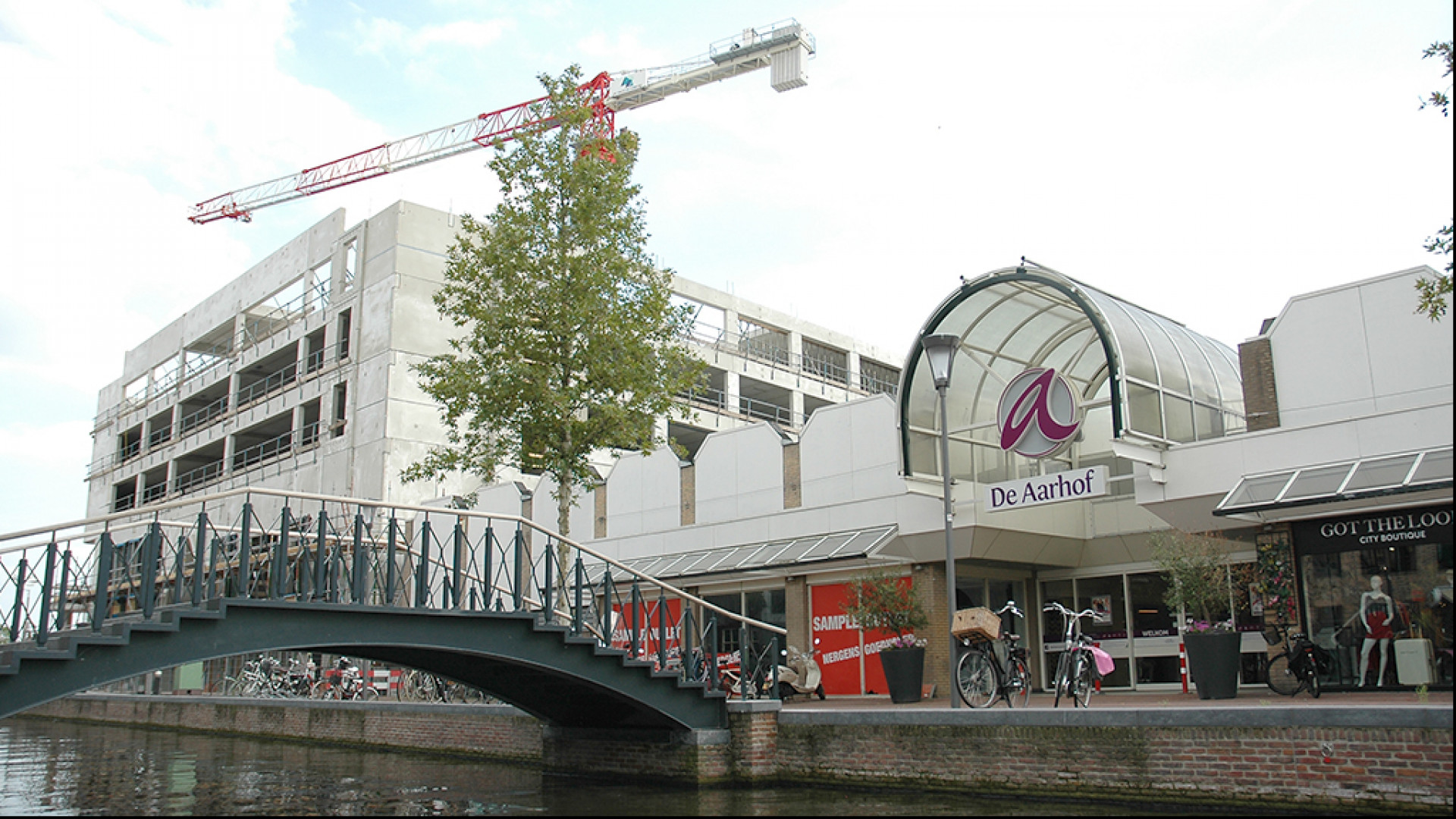 Winkelcentrum De Aarhof, bekeken vanaf de Aarkade in 2019