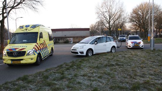 Fietser gewond bij ongeluk Emmen. Fietser gewond bij ongeluk Emmen.