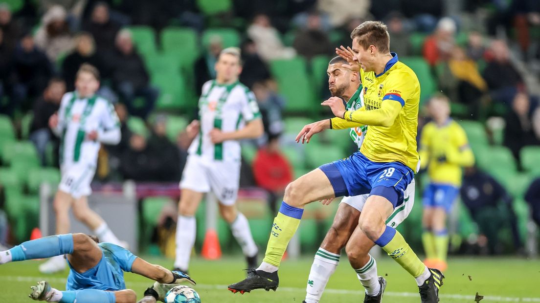 FC Groningen-doelman Michael Verrips voorkomt dat Roberts Uldrikis gevaarlijk kan worden namens Cambuur