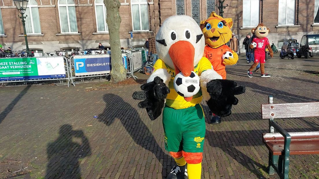 Mascottes komen aan op het Plein