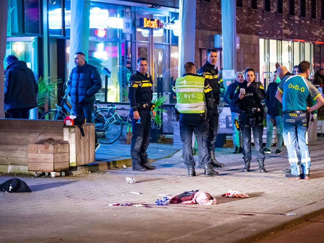 Bij de schietpartij in het café raakten twee mensen gewond, van wie eentje ernstig