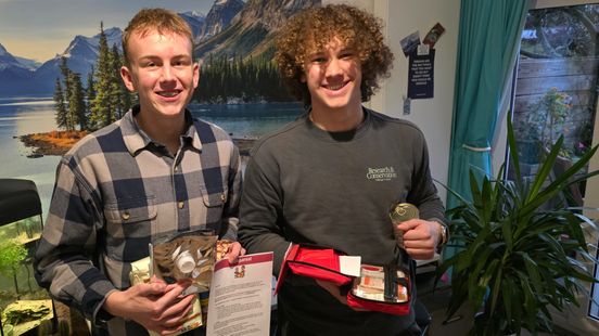 Noodpakket kopen? Deze twee jonge ondernemers (17) helpen een handje Nieuws