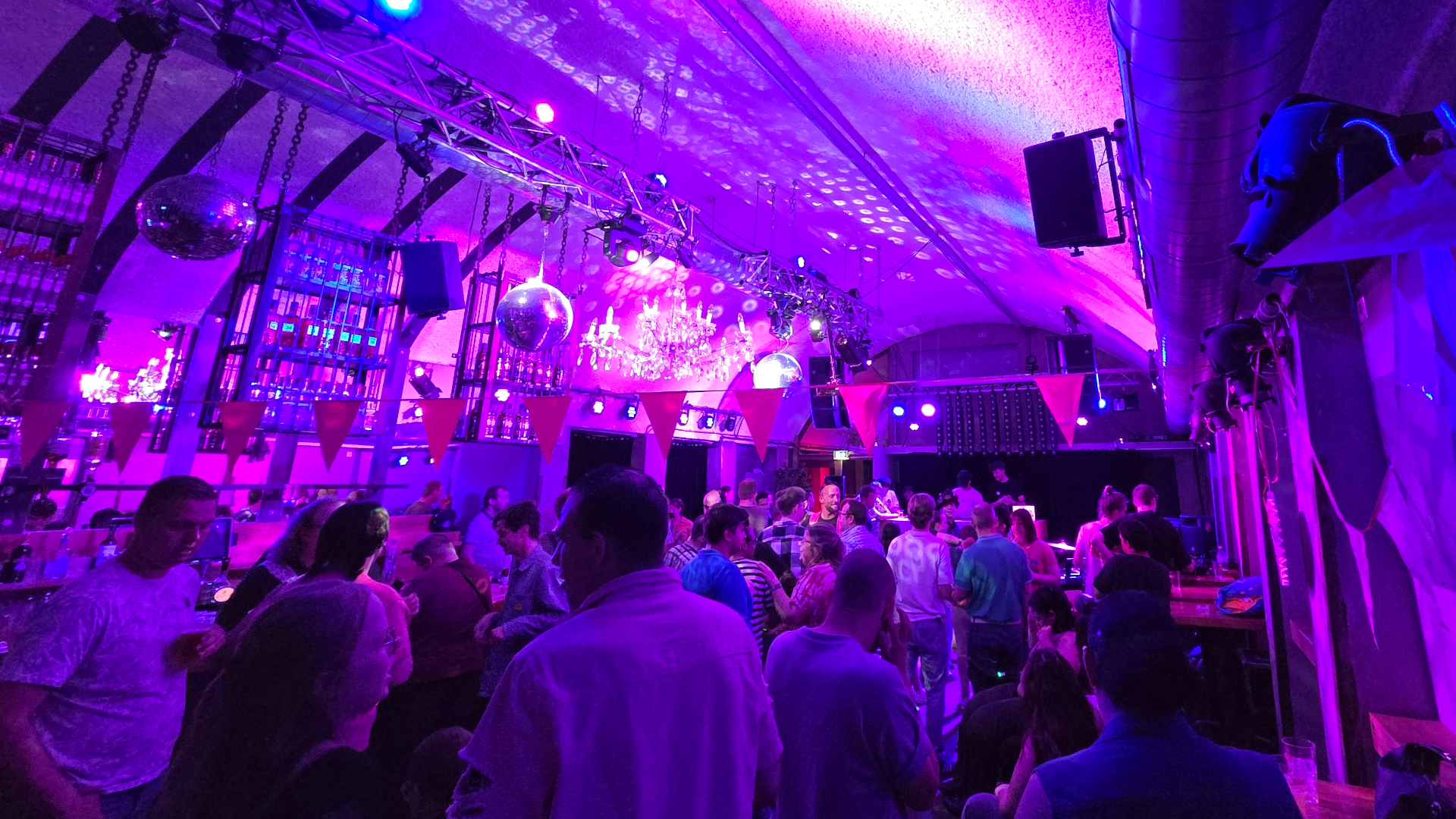 De zaal is vroeg op de avond al goed gevuld