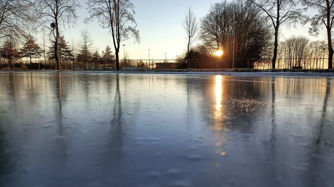 De ijsbaan vanochtend in een winterzonnetje