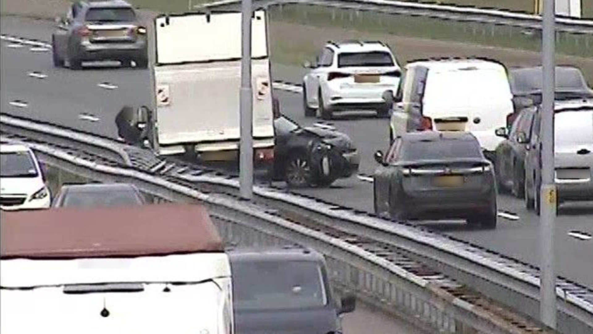 Ongeluk met meerdere voertuigen op A27, vangrail kapot