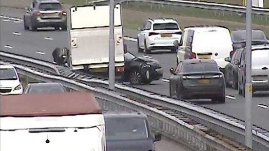 Ongeluk met meerdere voertuigen op A27, vangrail kapot. Ongeluk met meerdere voertuigen op A27, vangrail kapot.