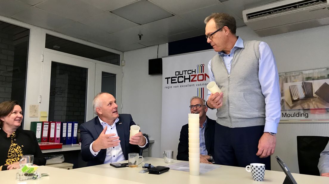 Bart Labrie toont de afbreekbare kunststof drinkbeker aan gedeputeerde Henk Brink
(Rechten: Steven Stegen / RTV Drenthe)