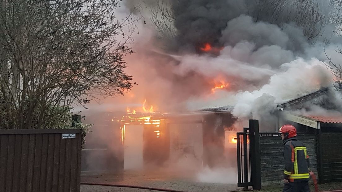 De uitslaande brand zorgt voor veel rook