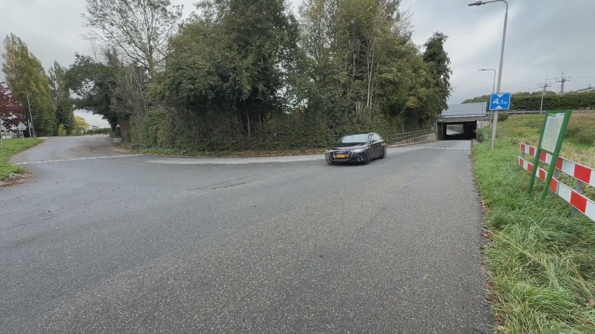 De plek van het ongeluk op maandagochtend, de automobilist kwam op zaterdagochtend vanaf de kant van het tunneltje.