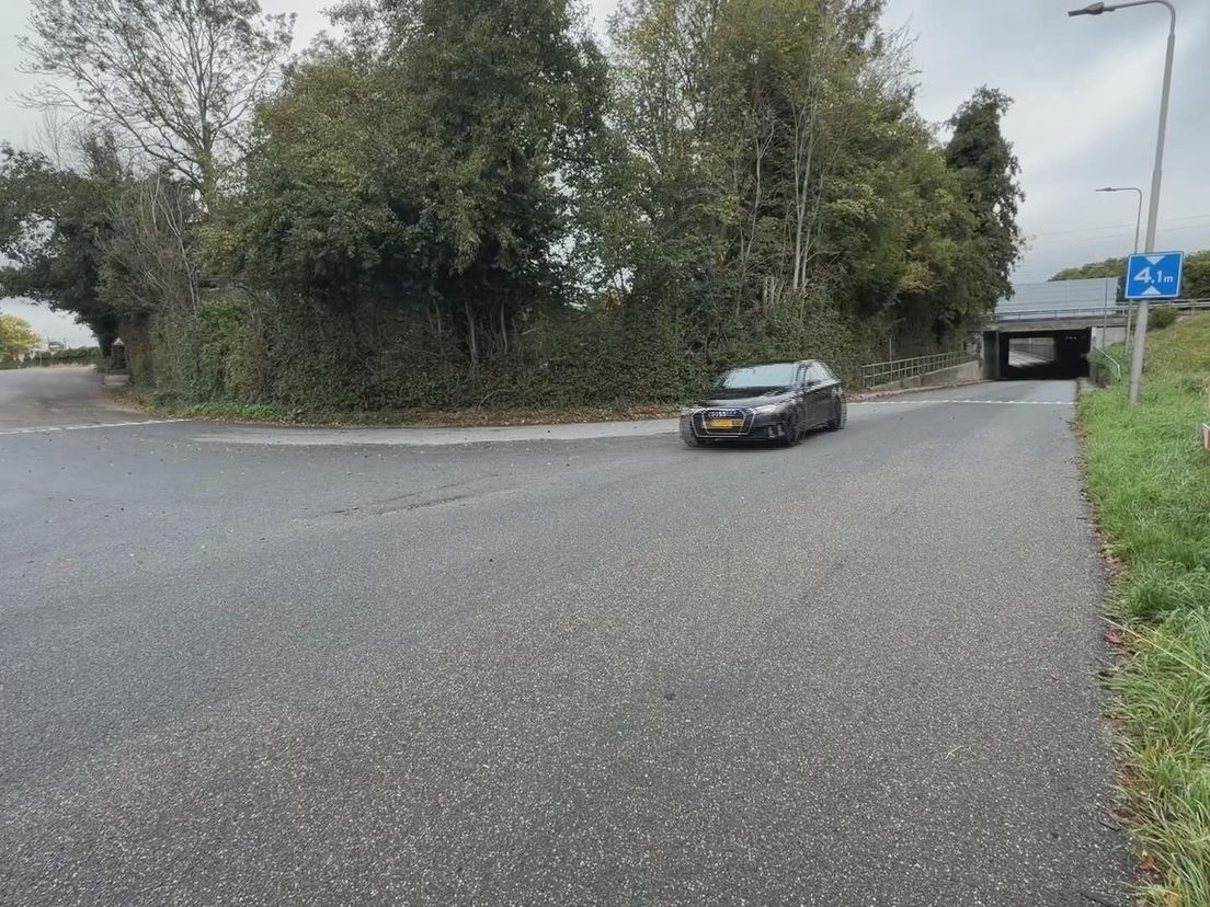 De plek van het ongeluk op maandagochtend, de automobilist kwam op zaterdagochtend vanaf de kant van het tunneltje.