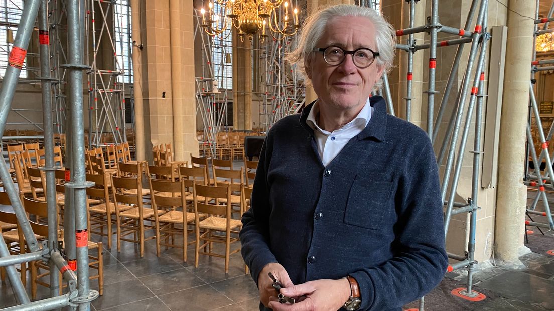 Manager Jan Quintus Zwart van de Bovenkerk in Kampen tussen de steigers in de kerk