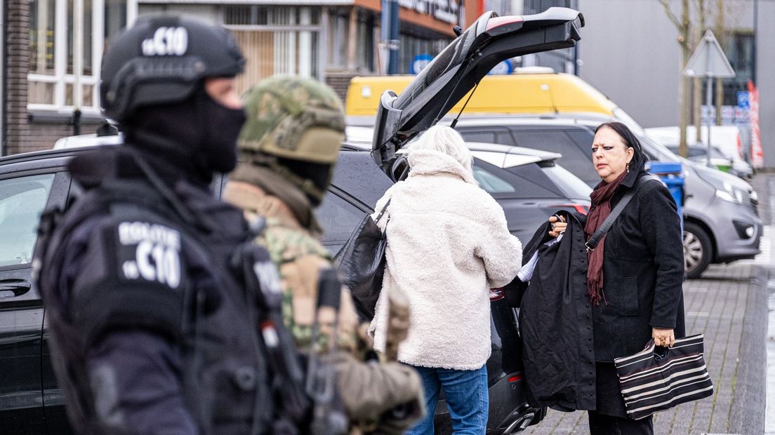 Advocaat Weski komt aan bij de zwaarbewaakte rechtbank in Amsterdam.