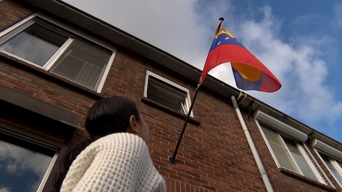 Paola (34) uit Breskens hangt de vlag uit na arrestatie van Venezolaanse president Maduro