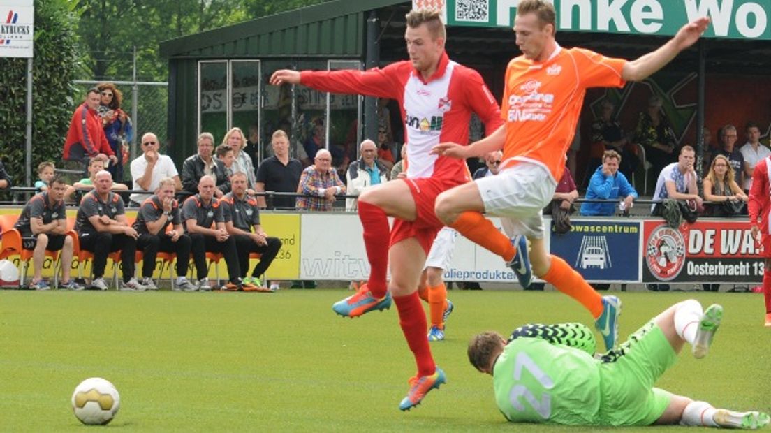 Cas Peters in actie voor FC Emmen vorig seizoen (Rechten: Archief/RTV Drenthe)