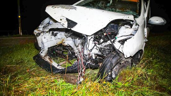Foto: Bestuurder crasht, verliest motorblok en eindigt 100 meter verder