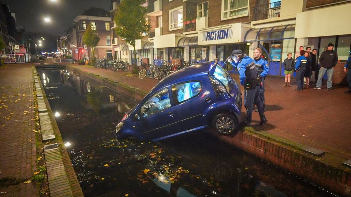 Auto duikt in Arnhemse binnenstadsgracht Omroep Gelderland