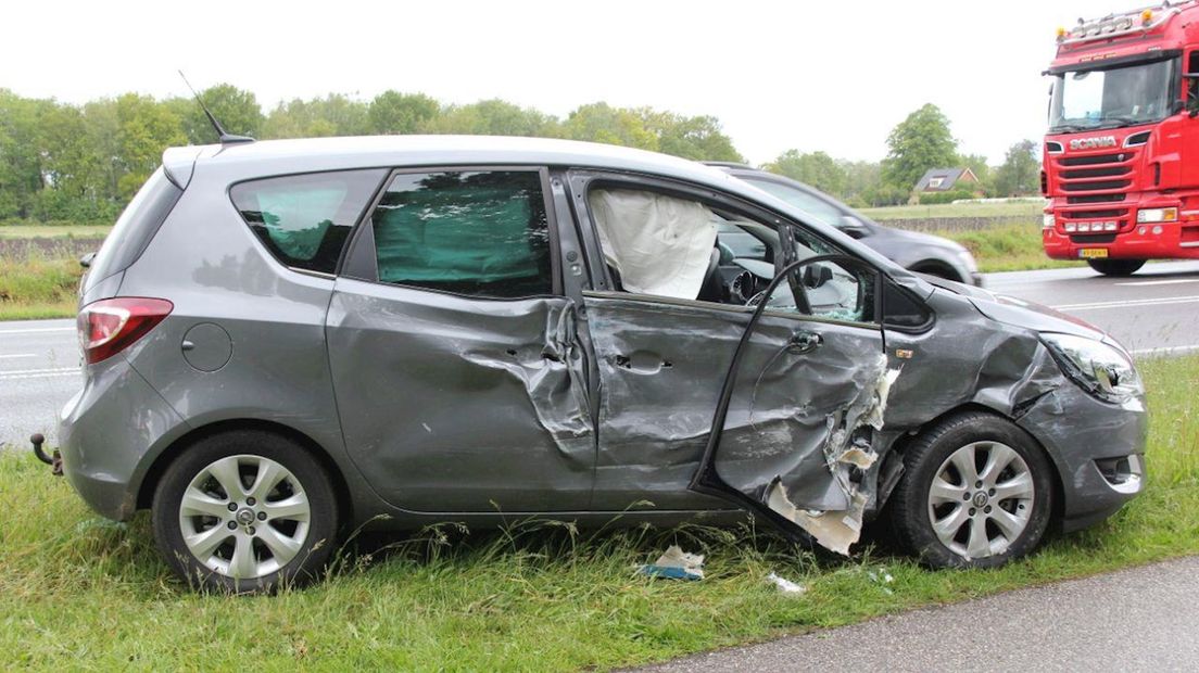 Bus en auto botsen in Raalte