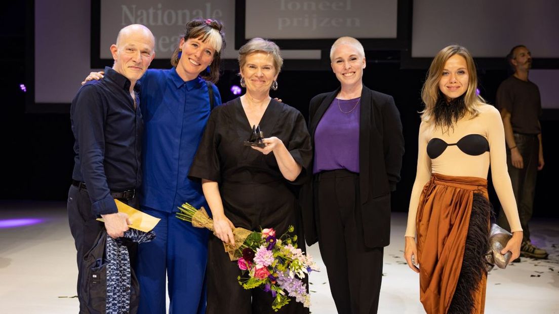 Van links naar rechts: Componist Gábor Tarján, poppenmaker Eva Arends, regisseur Monique Corvers, schrijver Eva Gouda en decorontwerper Aleksandra Pershay op het gala van het Nederlands Theater