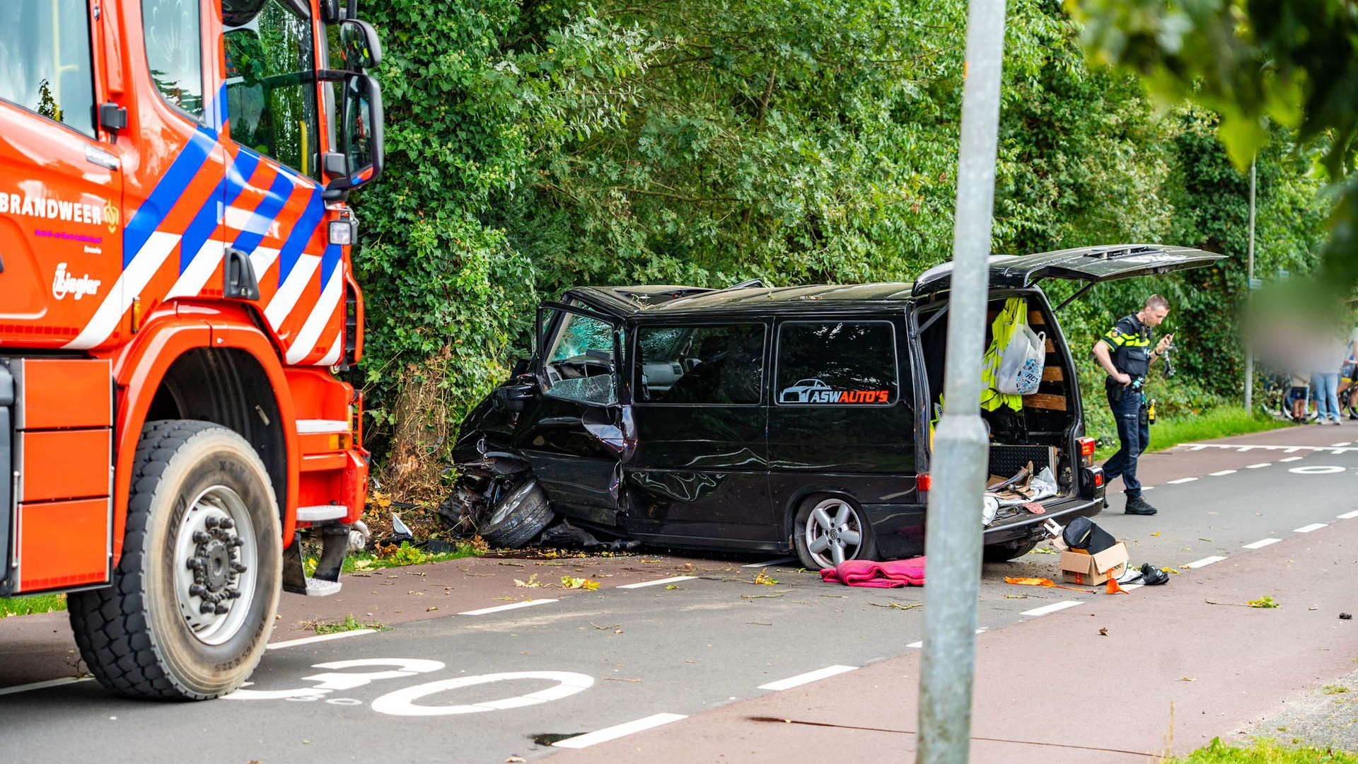 Foto: Bestelbus crasht, tweede voertuig mogelijk weggereden na ongeluk