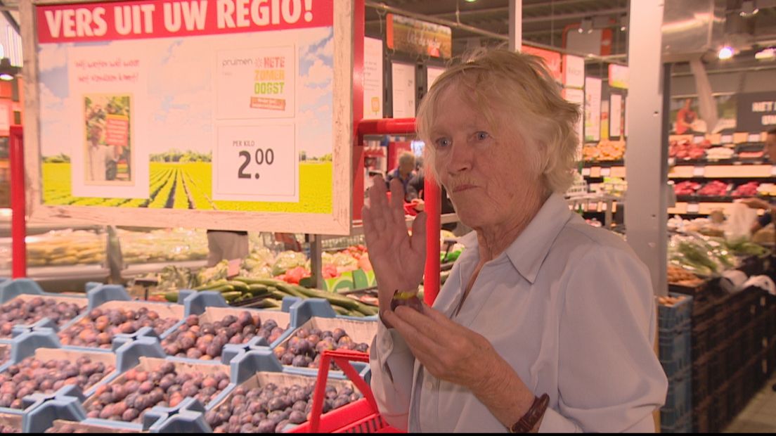 Een supermarktbezoekster proeft de te kleine pruimen uit Wemeldinge