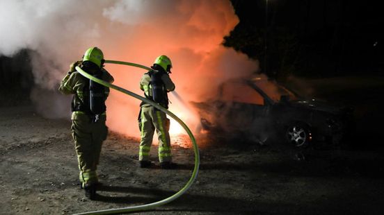 Auto opnieuw in brand • bestuurder ramt 4 auto's