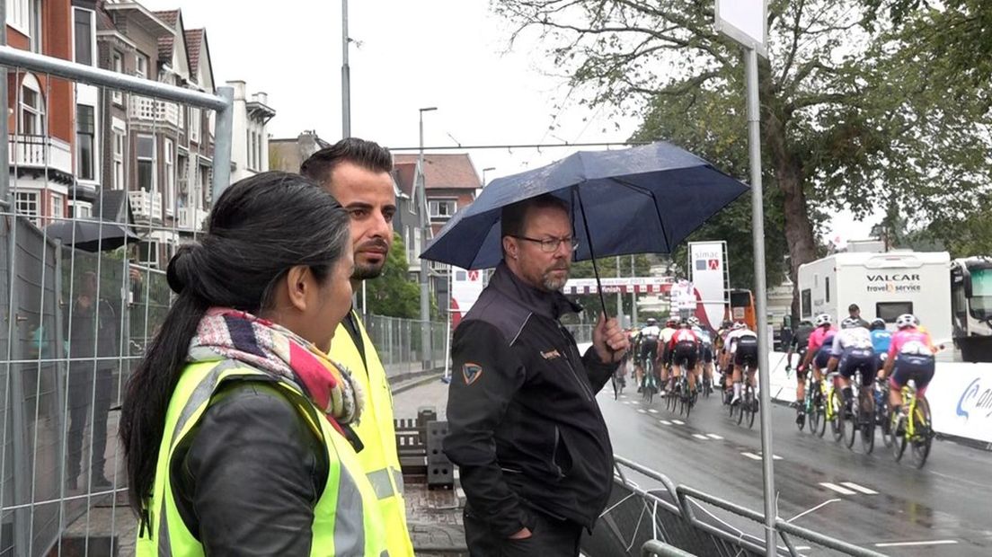 Verkeersregelaar Mahmud (midden) tijdens de Ladies Tour in Arnhem.