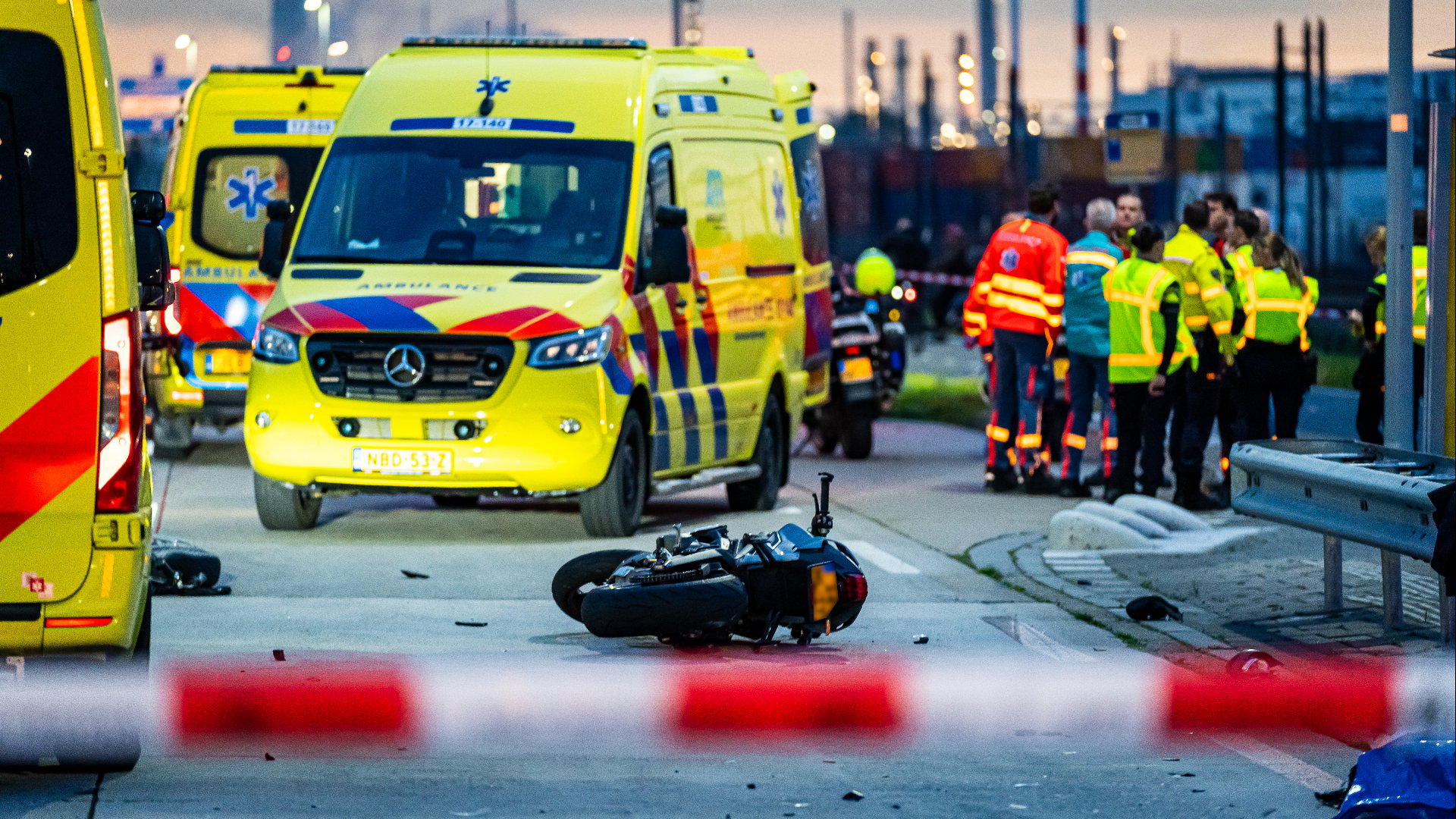 Het ongeluk tussen de fatbike en motor gebeurde op de Vondelingenweg in Pernis.