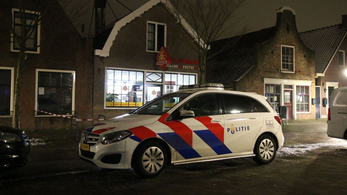 Politie bij de snackbar in de Dorpsstraat