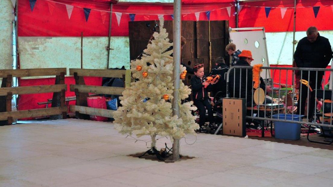 Een kerstboom siert de ijsbaan in Werkhoven.