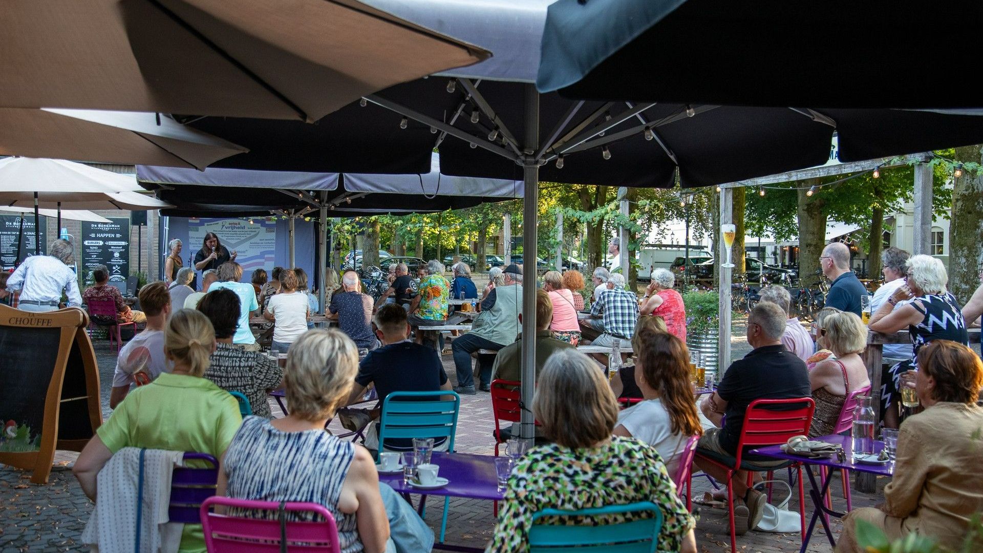 Bezoekers met tranen in de ogen tijdens bijzonder muziekcafé in Bredevoort.